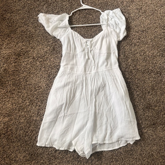 Women’s Hollister Sofia Double Tier Romper in White Size Medium - Picture 3 of 4